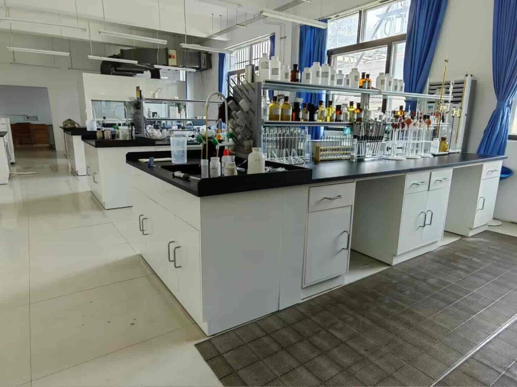 Lab workbenches 12