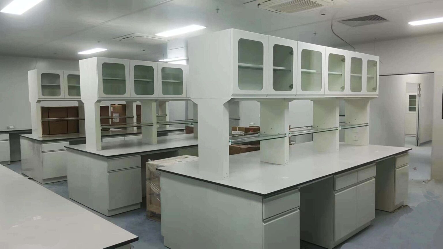 What size is a lab workbench? - Lab workbenches Manufacturer