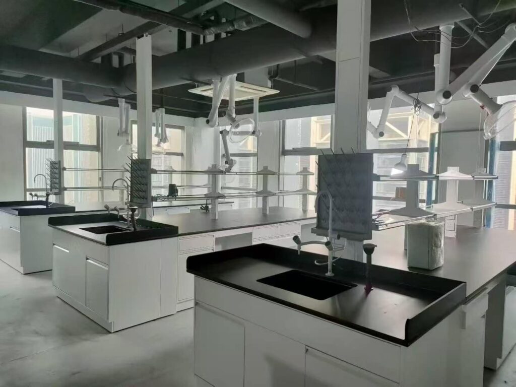Innovative technical architecture for laboratory benches