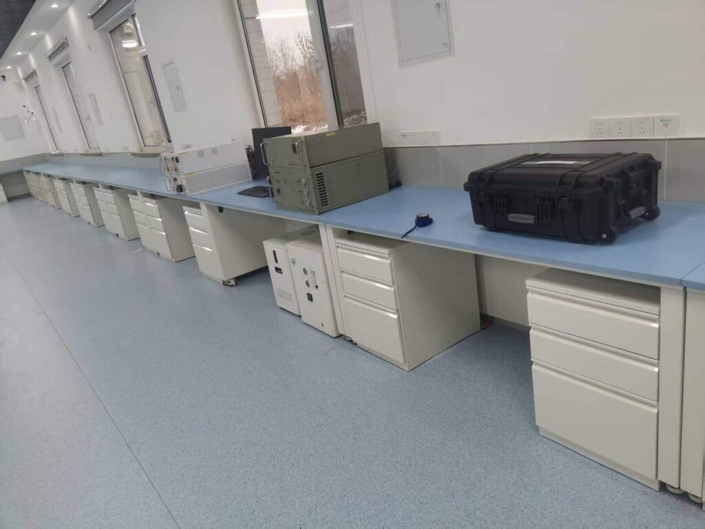 Laboratory workbench with drawers